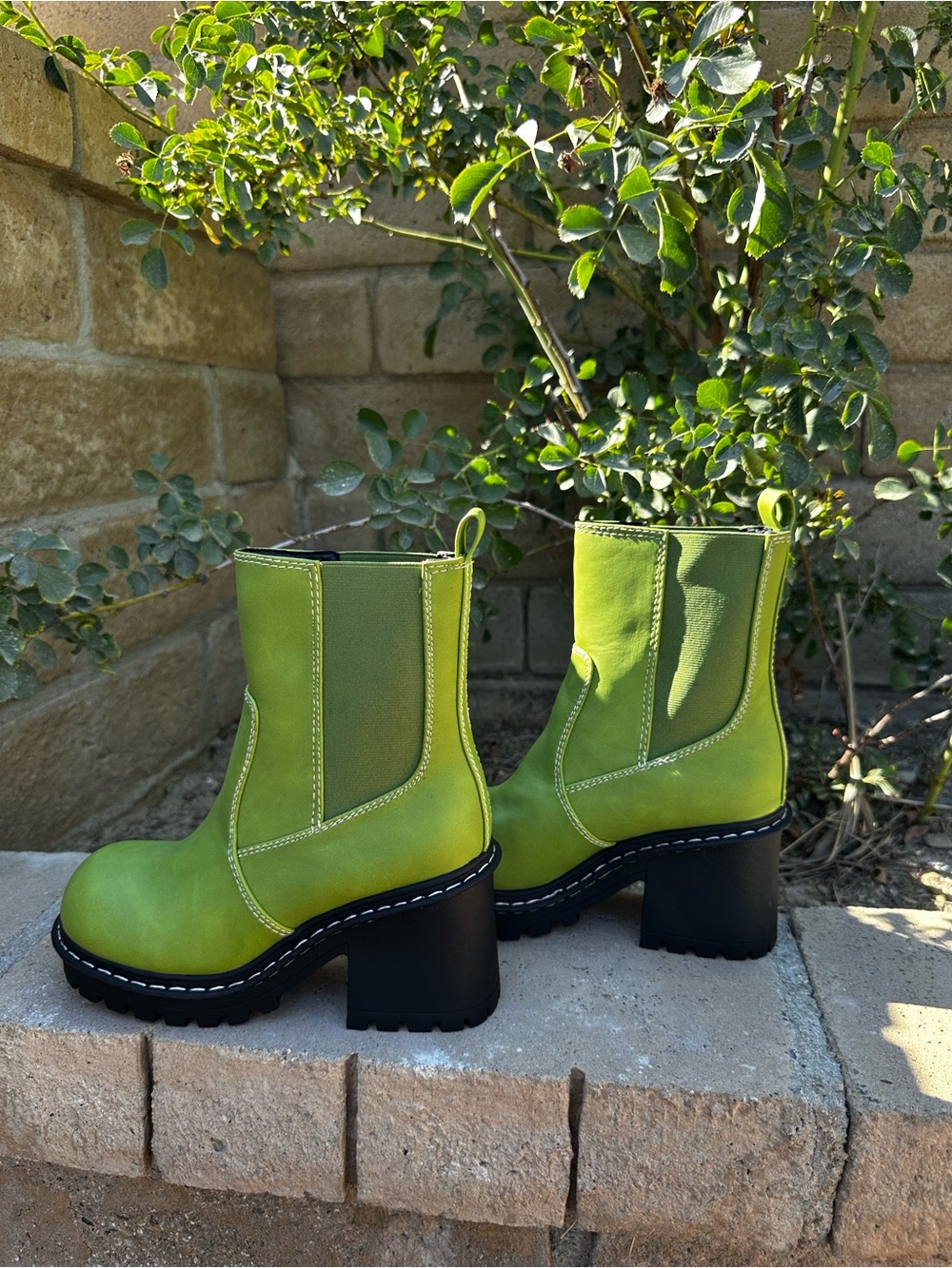 Delia’s Green Leather Platform size 7 Boots - Women
